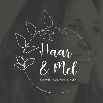 Logo van Haar&Mel: een fijne lijntekening van een bladtak in een cirkel, met de woorden Haar & Mel en Knippen | Kleuren | Stylen, over een zwart-witportret